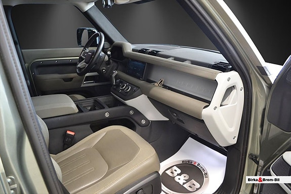 Land Rover Defender 110 15 of 16