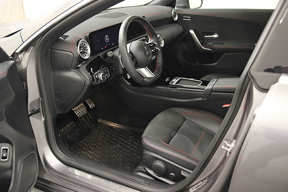 Mercedes-Benz CLA250 e 3 of 5
