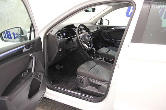 Volkswagen Tiguan 2 of 5