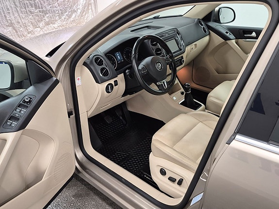 Volkswagen Tiguan 2 of 5