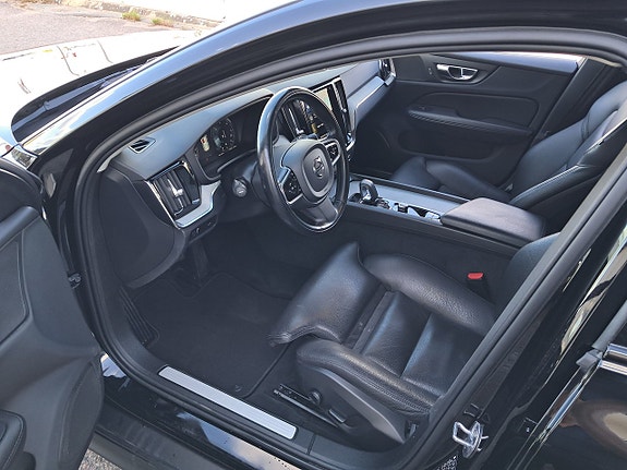 Volvo V60 Cross Country 2 of 5