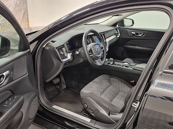 Volvo V60 Cross Country 2 of 5