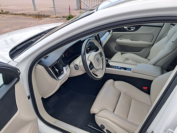 Volvo V60 2 of 7