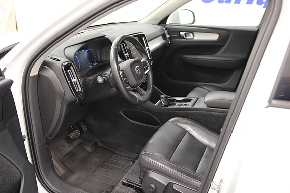 Volvo XC40 2 of 5