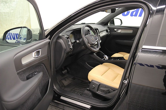 Volvo XC40 2 of 5
