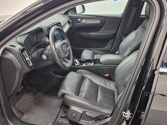 Volvo XC40 2 of 5