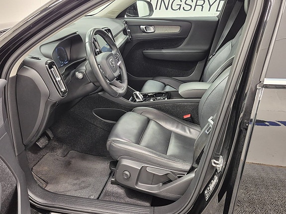 Volvo XC40 2 of 8