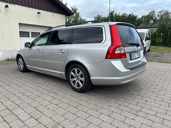 Volvo V70 4 of 5