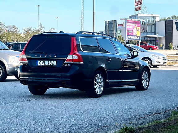 Volvo V70 3 of 7