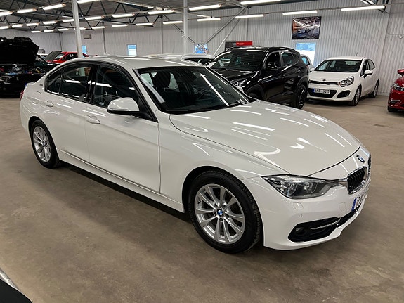 BMW 330e 3 of 5
