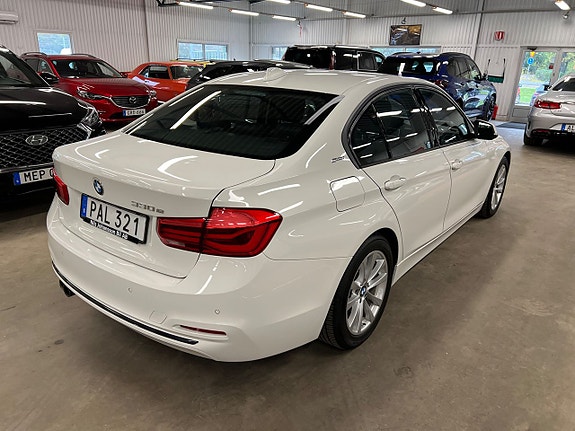 BMW 330e 4 of 5