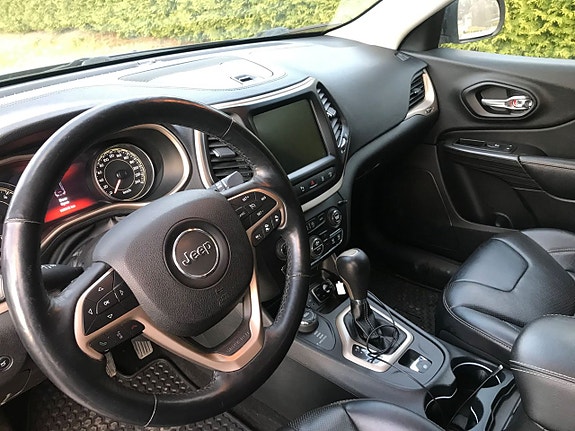 Jeep Cherokee 4 of 5