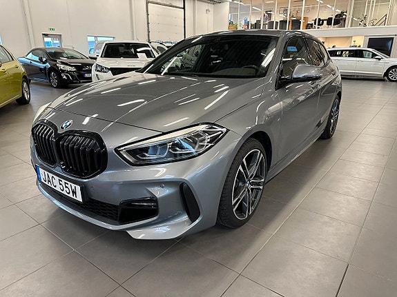 BMW 118i 3 of 5