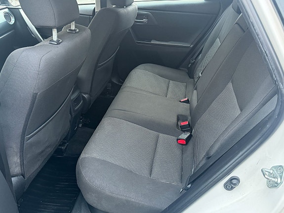 Toyota Auris 23 of 23