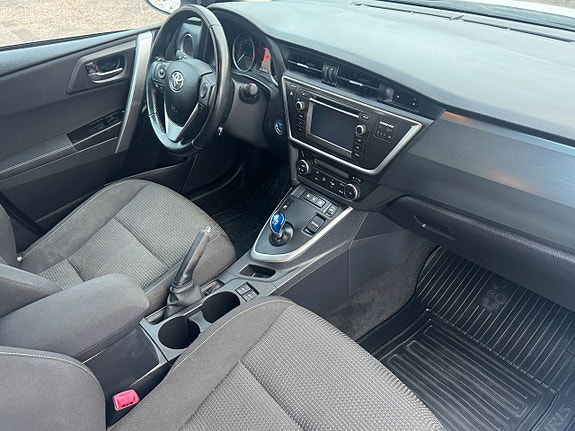 Toyota Auris 12 of 23