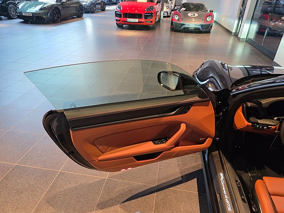 Porsche 911 Carrera 4 GTS 7 of 8
