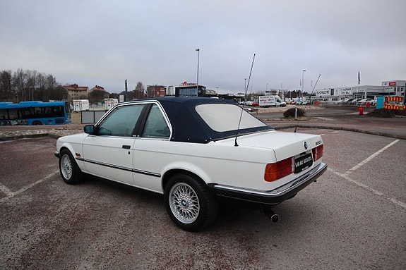 BMW 320 3 of 5