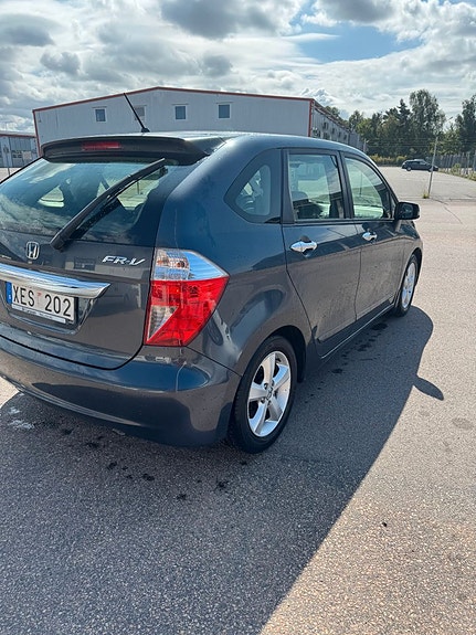 Honda FR-V 4 of 5