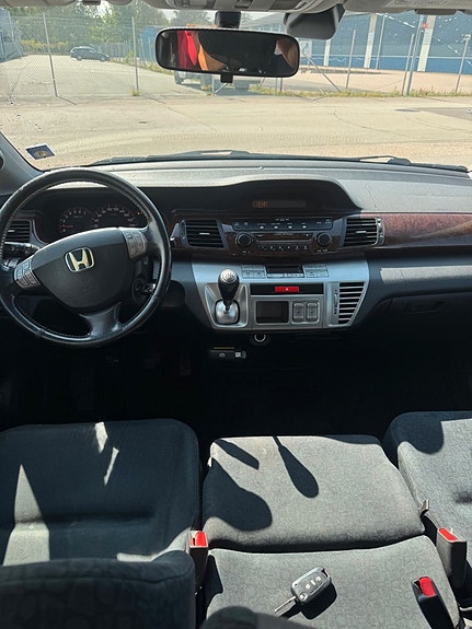 Honda FR-V 6 of 9