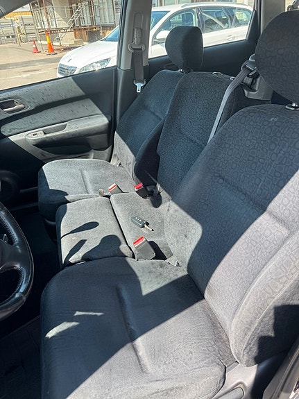 Honda FR-V 7 of 9