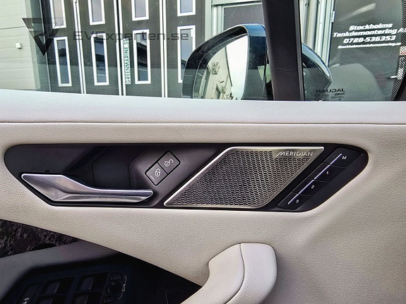 Jaguar I-PACE 17 of 22