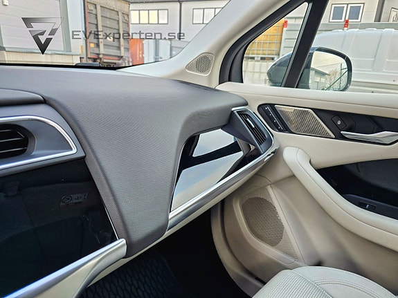 Jaguar I-PACE 18 of 22