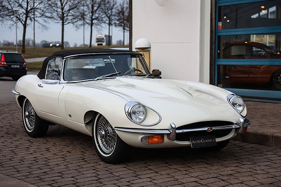 Jaguar E-TYPE 2 of 5
