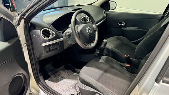Renault Clio 8 of 17