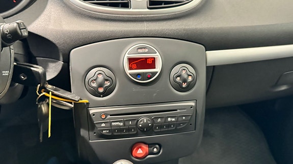 Renault Clio 11 of 17