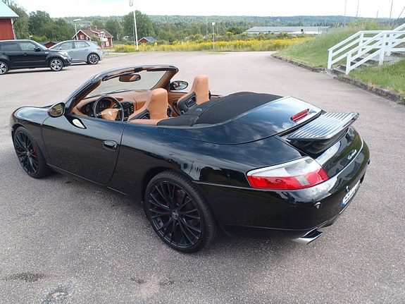 Porsche 911 Carrera 4 3 of 5