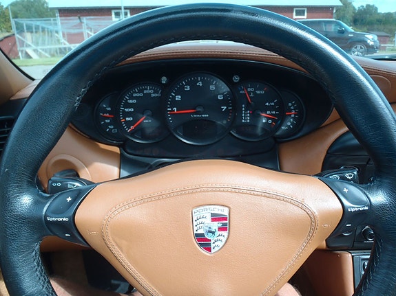 Porsche 911 Carrera 4 7 of 19
