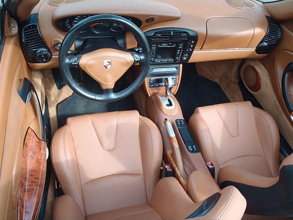Porsche 911 Carrera 4 11 of 19