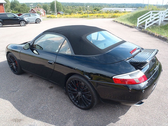 Porsche 911 Carrera 4 12 of 19