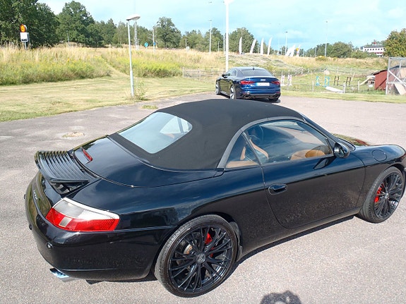 Porsche 911 Carrera 4 13 of 19
