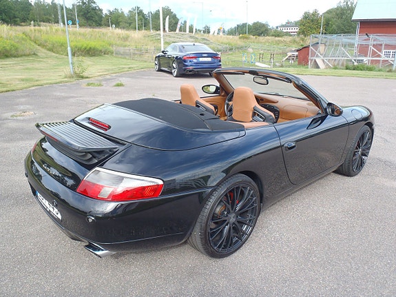 Porsche 911 Carrera 4 4 of 5