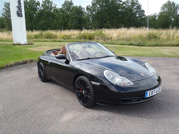 Porsche 911 Carrera 4 2 of 5