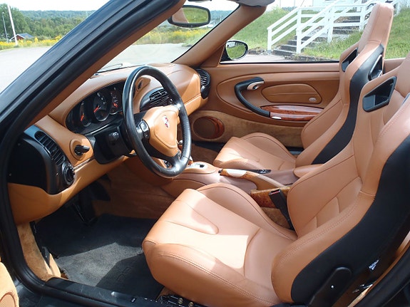 Porsche 911 Carrera 4 6 of 19