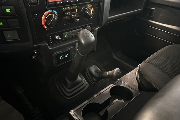 Land Rover Defender 110 11 of 15