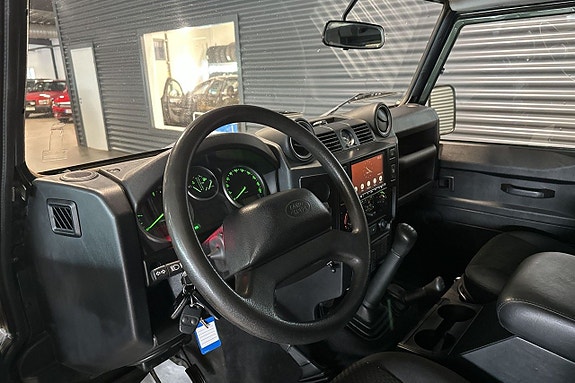 Land Rover Defender 110 7 of 15
