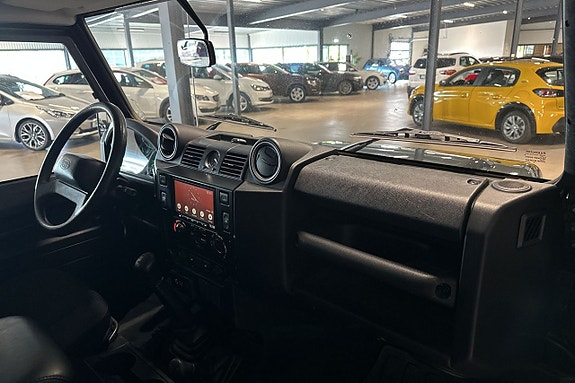 Land Rover Defender 110 9 of 15
