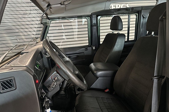 Land Rover Defender 110 13 of 15