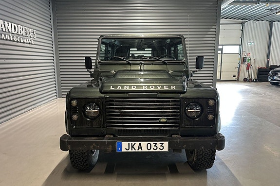 Land Rover Defender 110 2 of 5