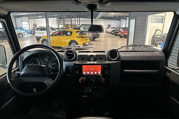 Land Rover Defender 110 8 of 15