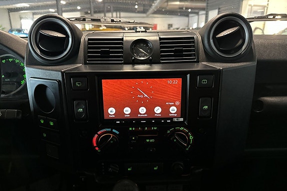 Land Rover Defender 110 12 of 15