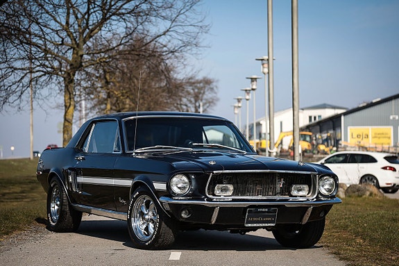 Ford Mustang 2 of 21