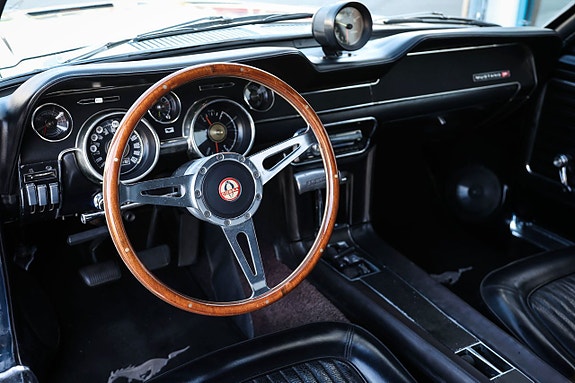 Ford Mustang 16 of 21