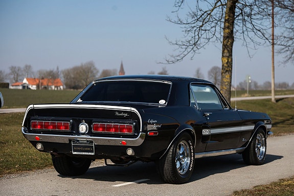 Ford Mustang 9 of 21