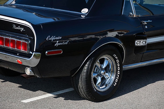 Ford Mustang 12 of 21