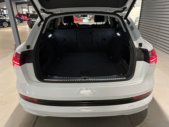Audi e-tron 22 of 23
