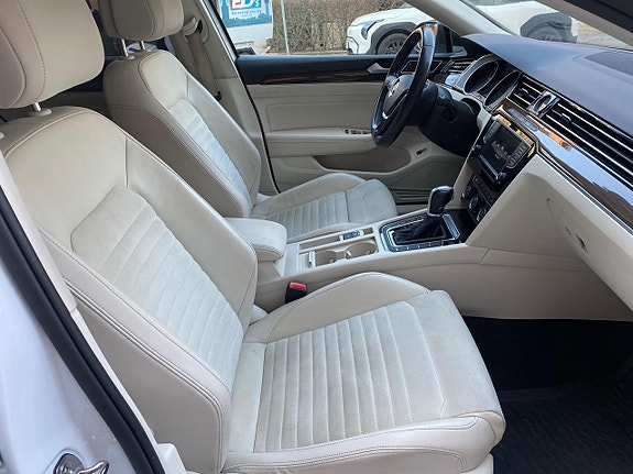 Volkswagen Passat 10 of 30